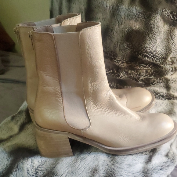 Free People Essential Chelsea Leather Boots Mildly Distressed Cream Size 38 - Picture 4 of 12
